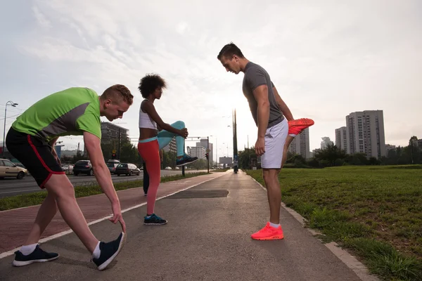 Grupo multiétnico de pessoas em jogging — Fotografia de Stock