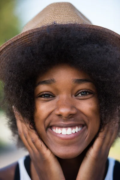 Frumoase tineri african american femeie — Fotografie, imagine de stoc