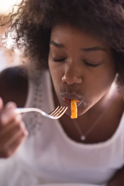 Jovem afro-americano mulher comer macarrão — Fotografia de Stock