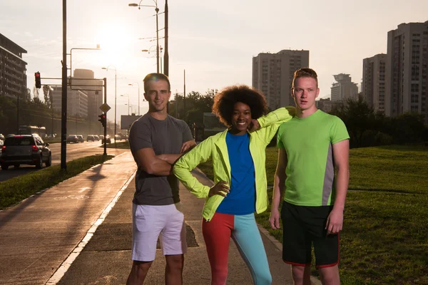 Portre çok ırklı bir grup insan Koşu üzerinde — Stok fotoğraf