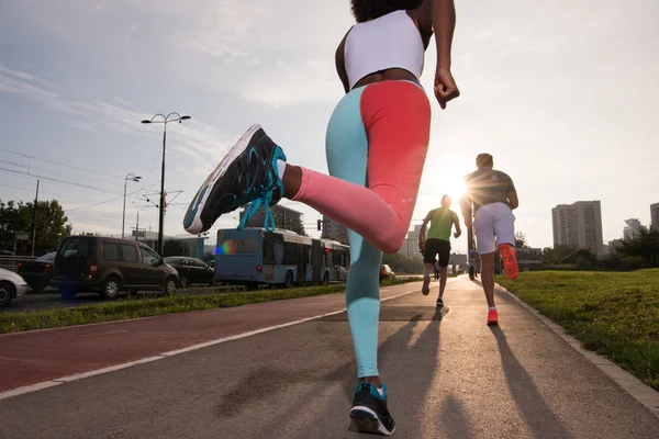 Grupo multiétnico de pessoas em jogging — Fotografia de Stock