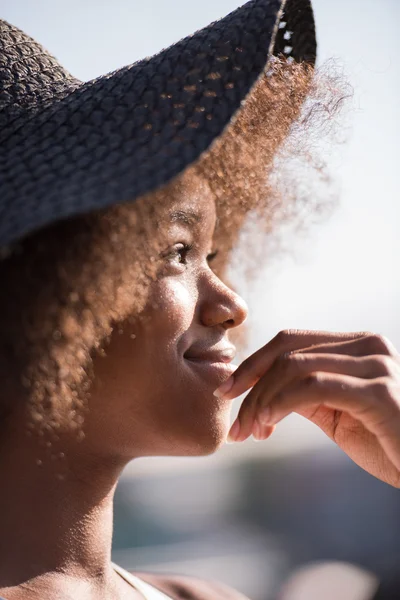 Gyönyörű fiatal afro-amerikai nő — Stock Fotó