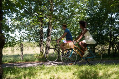 Bisiklete sahip genç çok ırklı çift doğada binmek