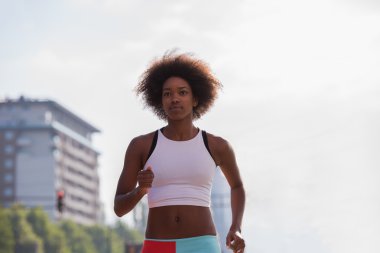 açık havada çalışan genç Afro-Amerikan kadın