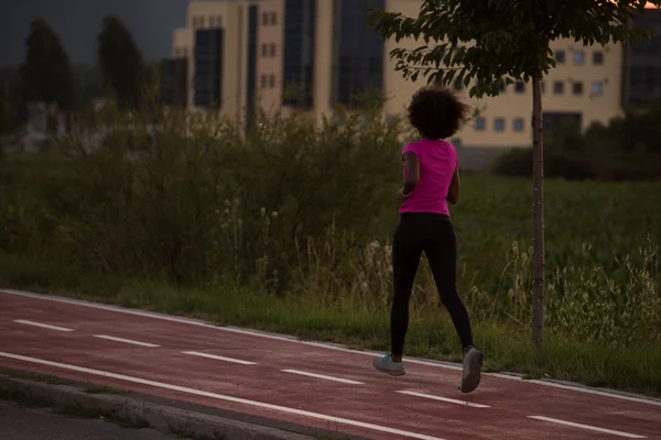 Μια αφρικανική αμερικανική γυναίκα τρέξιμο σε εξωτερικούς χώρους — Φωτογραφία Αρχείου