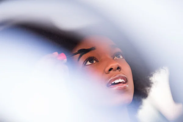 Genç bir Afrikalı-Amerikalı kadın makyaj — Stok fotoğraf