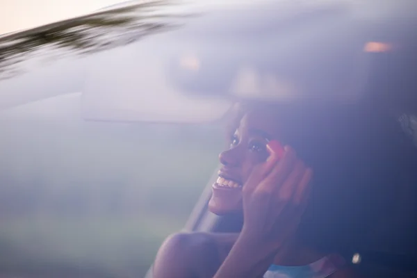自分で車の中で化粧をしている若い美しいアフリカ系アメリカ人女性 — ストック写真