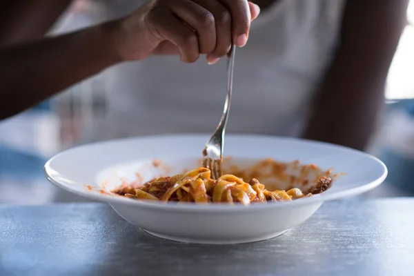 Seorang wanita muda Afrika-Amerika makan pasta — Stok Foto