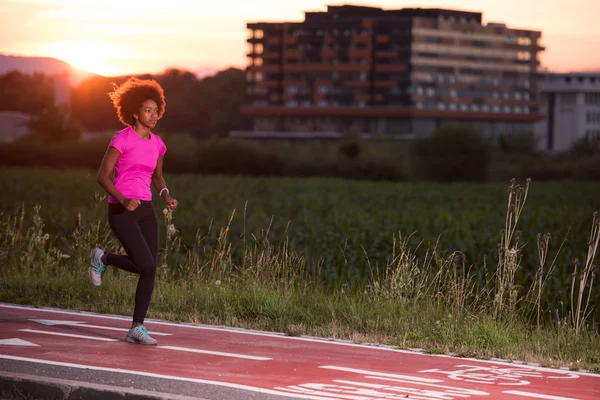 Una giovane donna afroamericana che fa jogging all'aperto — Foto Stock