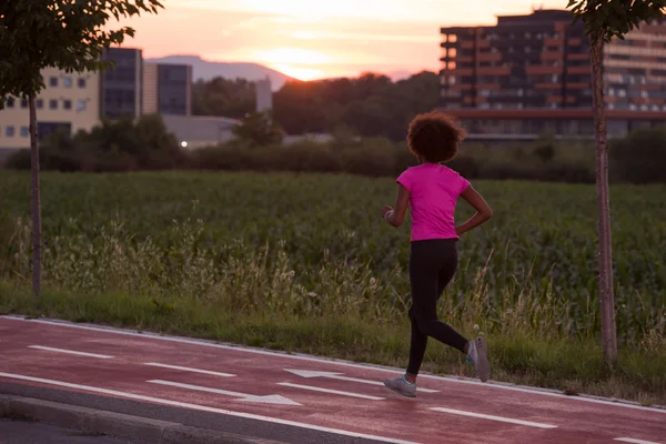 Mladá africká americká žena běhání venku — Stock fotografie