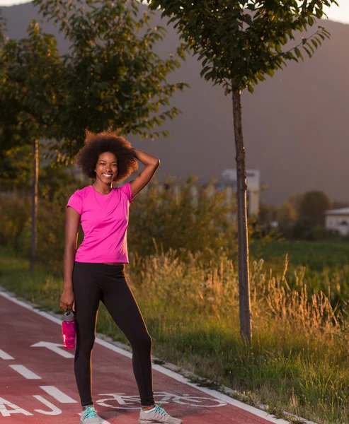 Giovane donna afroamericana correre all'aperto — Foto Stock