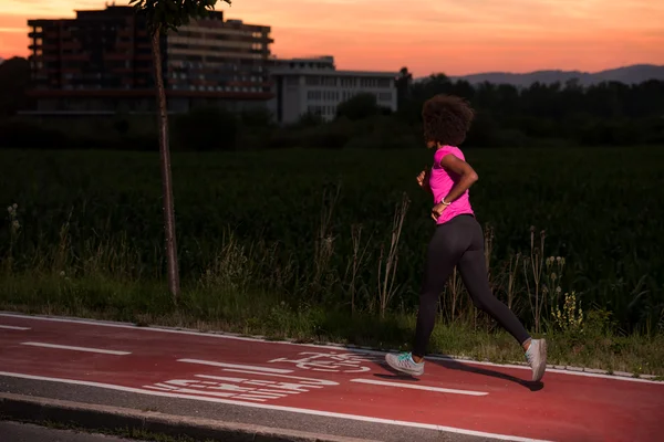 Una giovane donna afroamericana che fa jogging all'aperto — Foto Stock