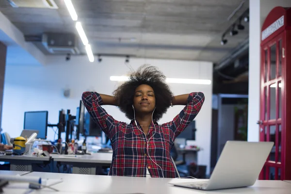 Jonge succesvolle Afro-Amerikaanse vrouw Stockfoto