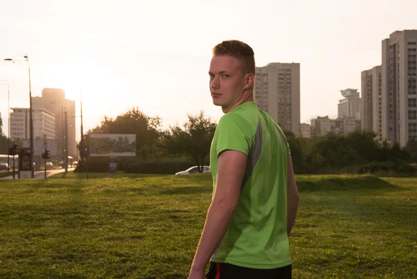 Retrato de un joven trotando — Foto de Stock