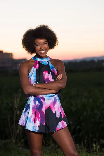 Femme afro-américaine en robe d'été — Photo