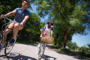 Bisiklete sahip genç çok ırklı çift doğada binmek