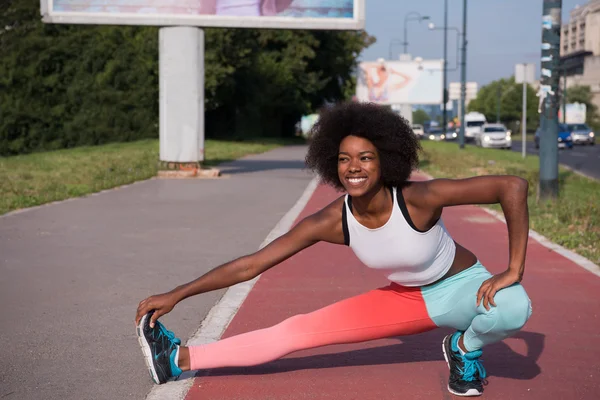 Sportive jeune femme afro-américaine étirement — Photo