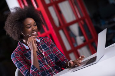 başarılı Afrikalı-Amerikalı kadın 