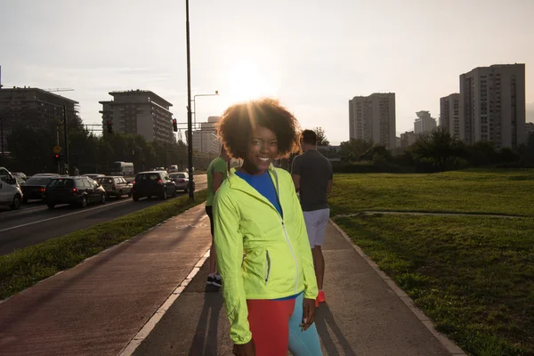 Mujer afroamericana corriendo al aire libre —  Fotos de Stock