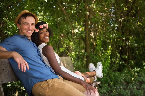 Jovem casal multiétnico ter um passeio de bicicleta na natureza — Fotografia de Stock