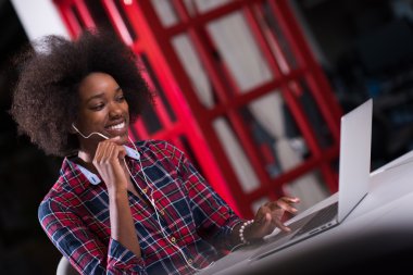 başarılı Afrikalı-Amerikalı kadın