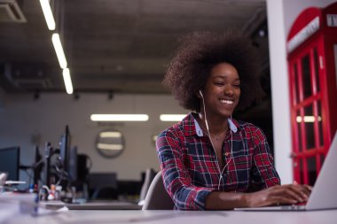 Genç başarılı Afrikalı-Amerikalı kadın 