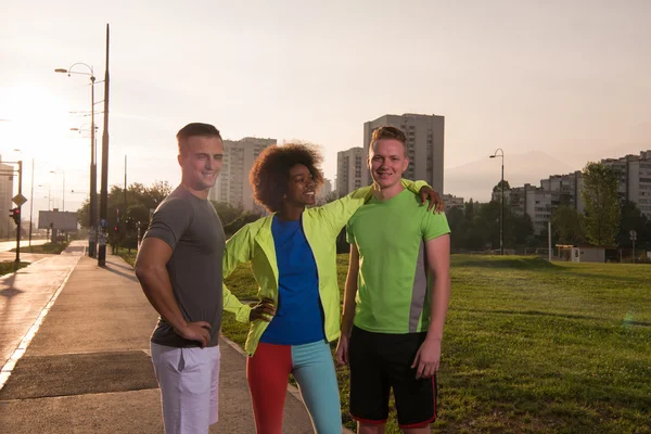 Retrato multiétnico grupo de pessoas no jogging — Fotografia de Stock