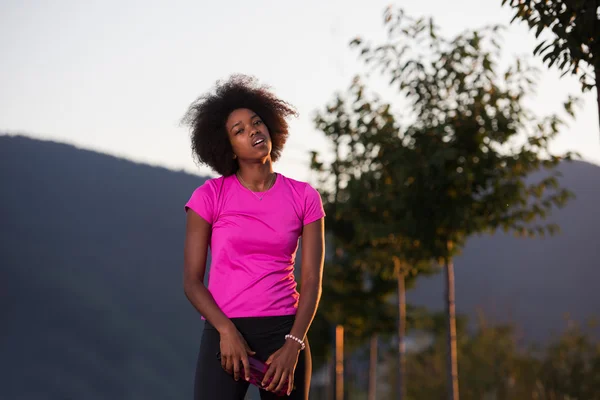 Giovane donna afroamericana correre all'aperto — Foto Stock