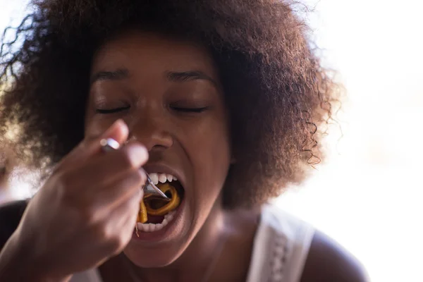 Una giovane donna afroamericana che mangia pasta — Foto Stock