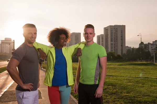 Retrato multiétnico grupo de pessoas no jogging — Fotografia de Stock