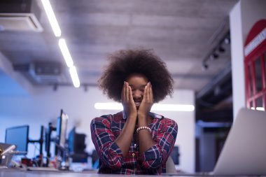 başarılı bir genç Afrikalı-Amerikalı kadın portresi