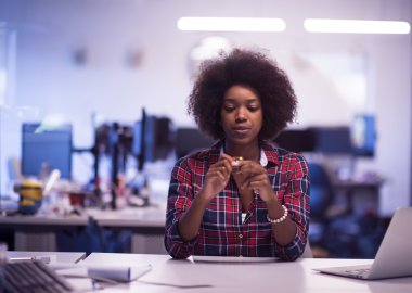 Genç başarılı Afrikalı-Amerikalı kadın