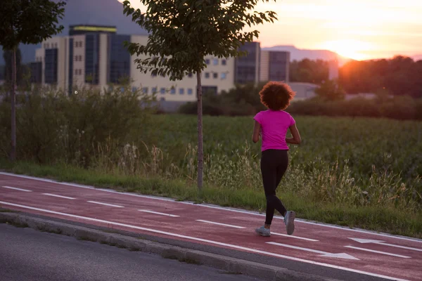 Una joven afroamericana corriendo al aire libre — Foto de Stock