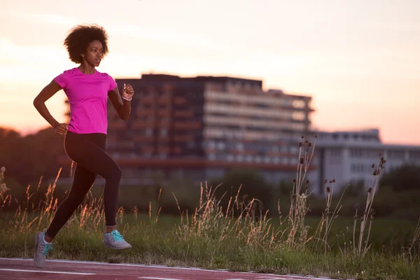 Młoda kobieta African American jogging na zewnątrz — Zdjęcie stockowe