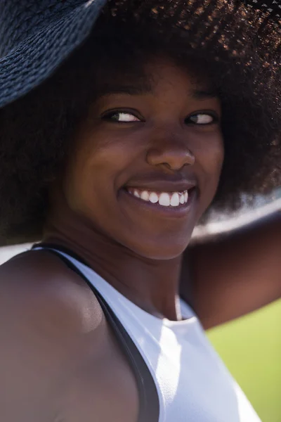 Belle jeune femme afro-américaine — Photo