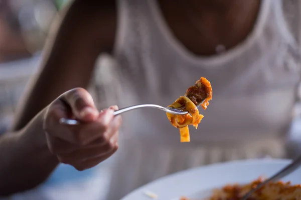 Seorang wanita muda Afrika-Amerika makan pasta — Stok Foto