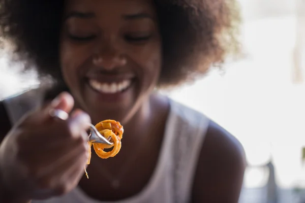 Młody, African American kobieta jedzenie makaron Obrazy Stockowe bez tantiem