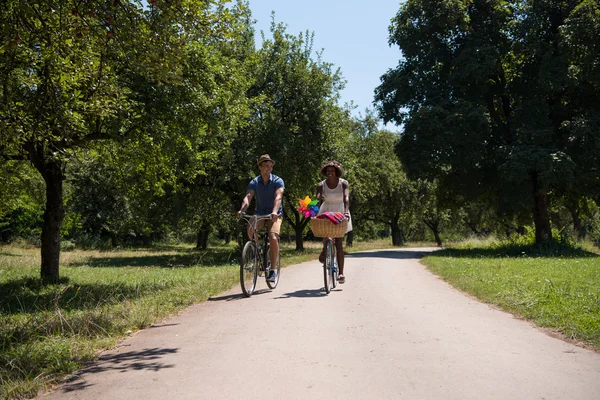 Młoda para wieloetnicznym na rowerze jeździć w przyrodzie — Zdjęcie stockowe