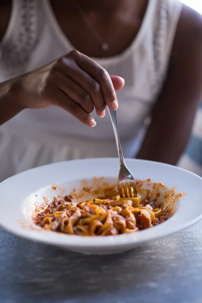 Una joven afroamericana comiendo pasta — Foto de Stock