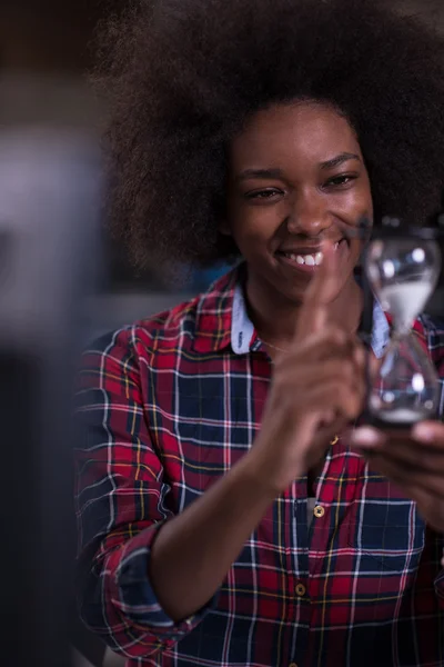 Jonge succesvolle Afro-Amerikaanse vrouw — Stockfoto