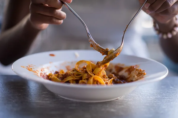 Seorang wanita muda Afrika-Amerika makan pasta — Stok Foto