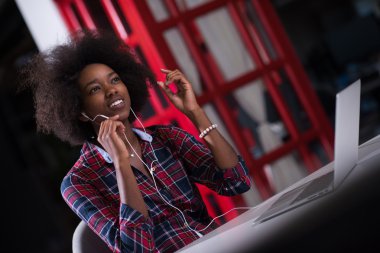 başarılı bir genç Afrikalı-Amerikalı kadın portresi 