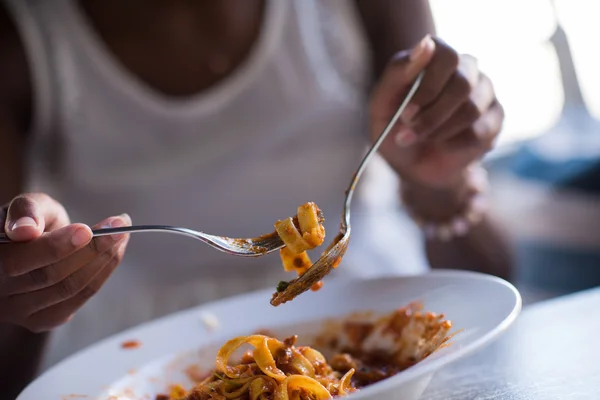 Wanita Afrika-Amerika yang makan pasta — Stok Foto