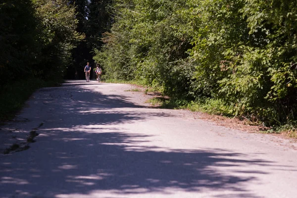 Jovem casal multiétnico ter um passeio de bicicleta na natureza — Fotografia de Stock