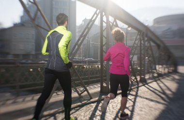 genç bir çift koşu