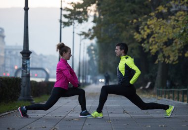 genç bir çift koşu önce ısınma