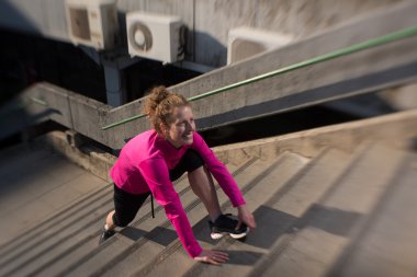 Koşu sabaha uzanan kadın