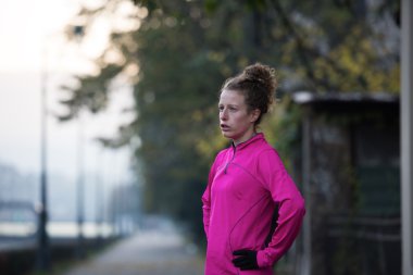 Koşu sabaha uzanan kadın