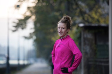 Koşu sabaha uzanan kadın