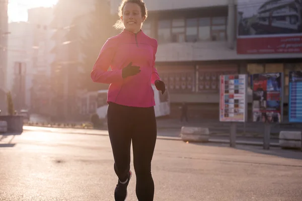 Sportowy kobieta jogging na rano — Zdjęcie stockowe